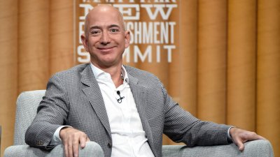 Jeff Bezos thotë se njerëzit do të lindin në hapësirë pas disa shekujsh dhe do të vijnë në Tokë për pushime