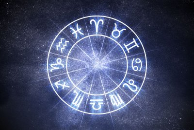 Personat që besojnë në horoskop kanë tendencën për të qenë më narcisistë dhe më pak inteligjentë